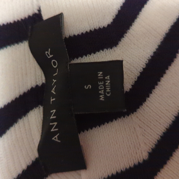 Ann Taylor v neck sweater. - Picture 2 of 3